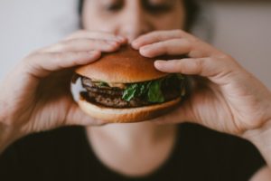 Lee más sobre el artículo ¿Cómo superar la adicción a la comida?