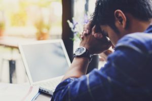 Lee más sobre el artículo El síndrome burn out en los profesionales y el desarrollo de las adicciones