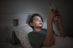 Lee más sobre el artículo El vamping: un ladrón del sueño para los adolescentes